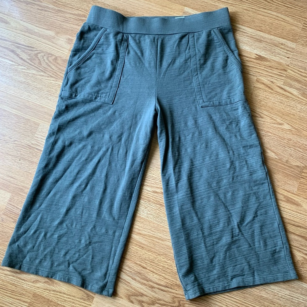 Loose fitted yoga, capri pants.